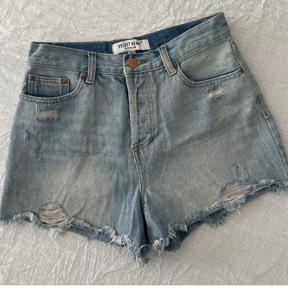 Velvet Heart | denim Afina mid rise cut off light wash jean shorts | size 27
